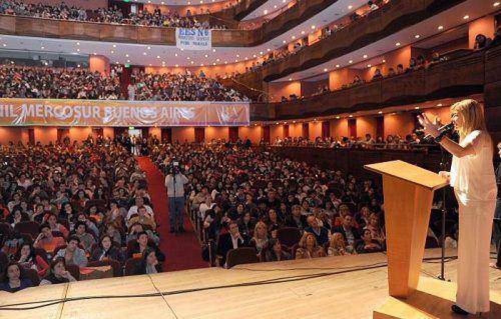 Unos 2 mil alumnos cerraron el Parlamento Juvenil del Mercosur