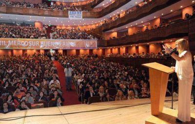 Unos 2 mil alumnos cerraron el Parlamento Juvenil del Mercosur
