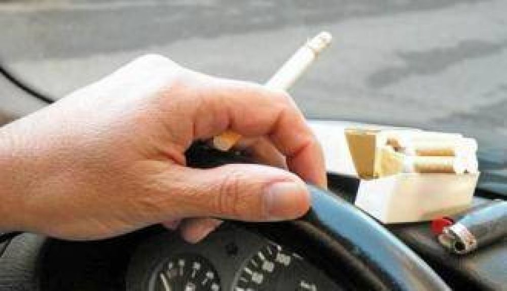 Concejales analizan la prohibici�n de conducir fumando