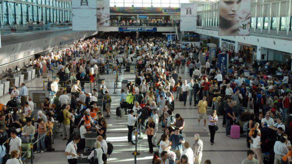 La oposici�n cuestion� los nuevos controles a los pasajeros que entren o salgan del pa�s
