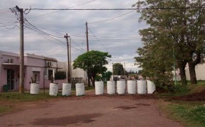 Por la inseguridad, vecinos cercan un barrio de J�uregui