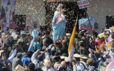 Miles de fieles acompa�aron la procesi�n de la Virgen del Rosario en San Nicol�s