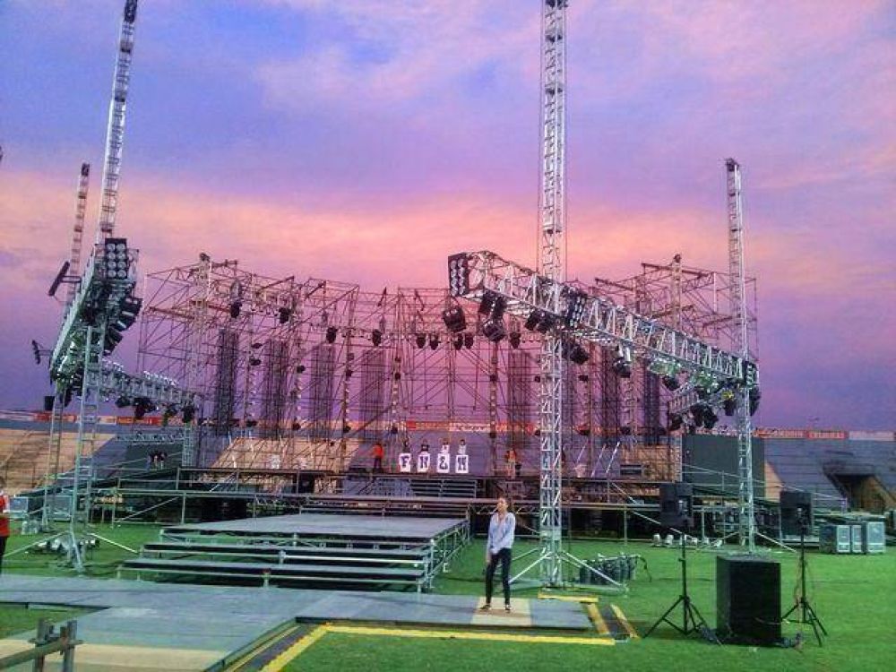 FIESTA DE LOS ESTUDIANTES: Preparativos para la elecci�n de la Reina Nacional de los Estudiantes.