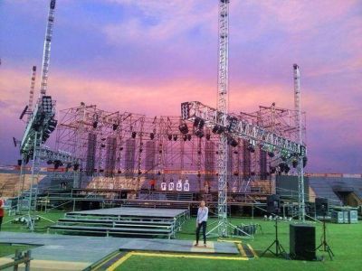 FIESTA DE LOS ESTUDIANTES: Preparativos para la elecci�n de la Reina Nacional de los Estudiantes.