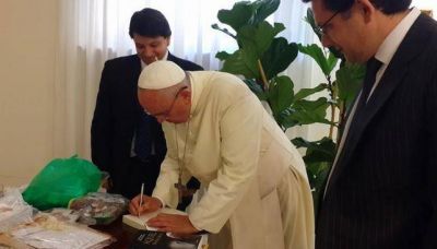 El Papa recibi� el libro que habla sobre su vida en C�rdoba