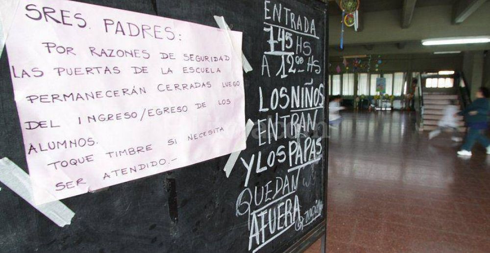 Por seguridad, no dejan que los padres entren a la escuela