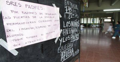 Por seguridad, no dejan que los padres entren a la escuela