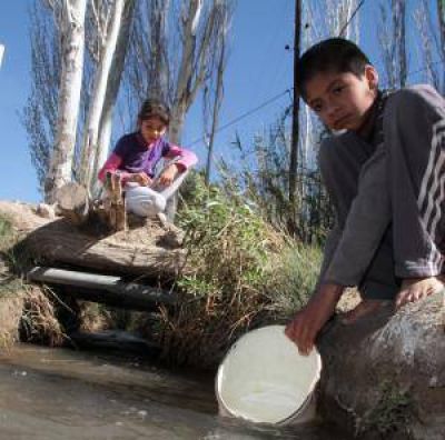 Por las dudas con el agua, prefieren tomarla del canal