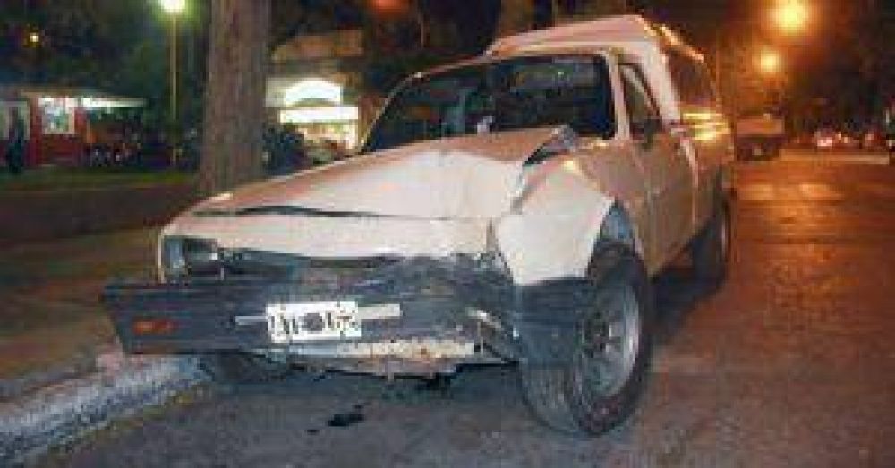 Borracho, se subi� a la vereda y se estamp� contra un pilar