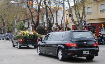 Dolor y reclamo en el ltimo adis al taxista Rubn Cufr asesinado en el Barrio Centenario