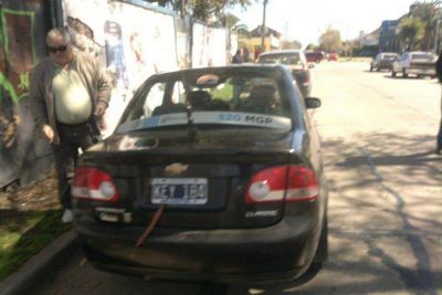 Asaltan a dos remiseros e incendian uno de los veh�culos 