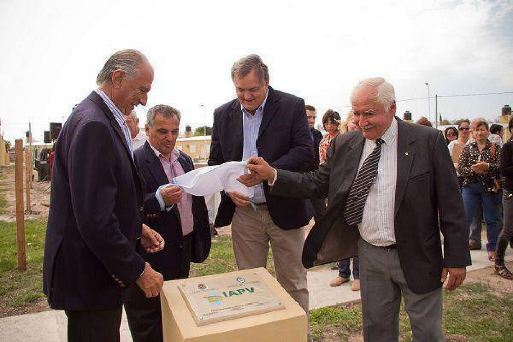 Invirtieron m�s de $ 9 millones en viviendas del IAPV en Nogoy�