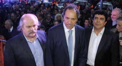 Horas despu�s que quemaran una comisar�a, Scioli entreg� 100 patrulleros a Espinoza