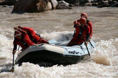 Realizan en el Atuel un certamen nacional de rafting mientras sigue el corte del r�o