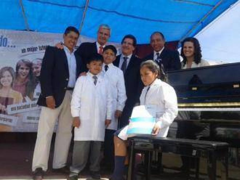 Se realiz� en Plaza Espa�a el acto de entrega de dos aulas m�viles y pianos para escuelas del interior