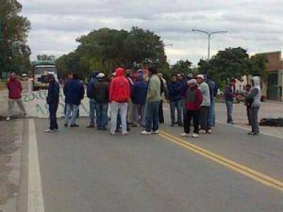 Comunidades ind�genas protestan contra Greenpeace cortando la ruta nacional 34