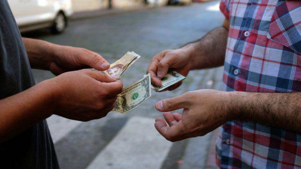 Con pocos negocios, el d�lar libre abre estable a $15,75