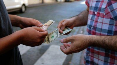 Con pocos negocios, el d�lar libre abre estable a $15,75