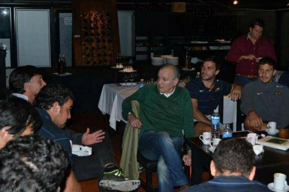 De la selecci�n a los Pumas: Alejandro Sabella charl� con el plantel argentino antes del choque con los All Blacks