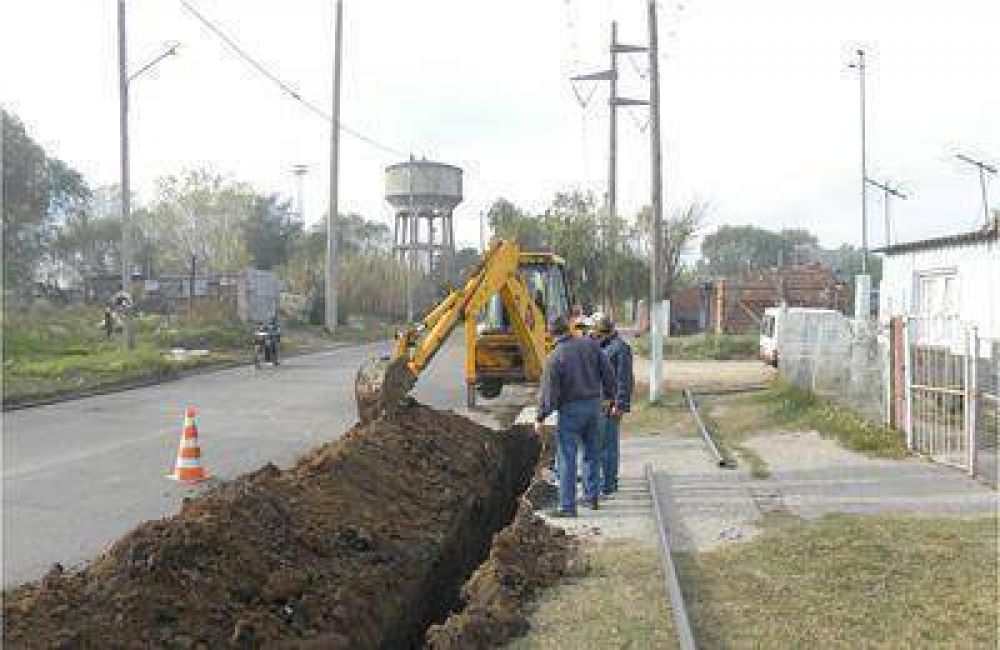 OSSE sigue con el tendido de la red cloacal en villa Evita y Pehuaj�