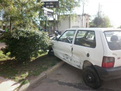 Un beb� y su madre accidentados por un choque entre dos autos