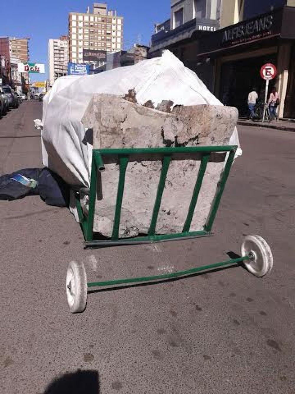 Dur� poco: ya se rompi� el primer carret�n de un cartonero