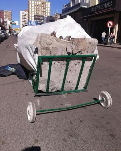 Dur� poco: ya se rompi� el primer carret�n de un cartonero