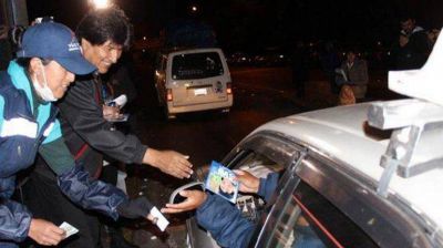 Fotos: Evo Morales madruga para repartir propaganda electoral