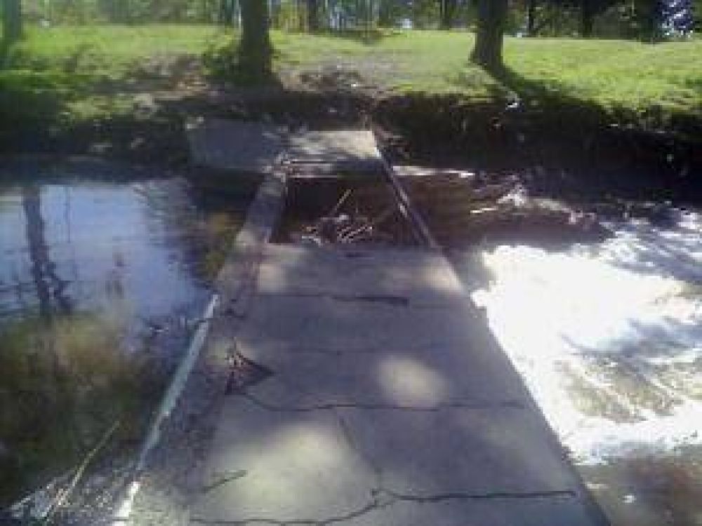 Roturas en el puente peatonal del parque a causa de la lluvia