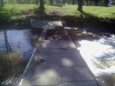 Roturas en el puente peatonal del parque a causa de la lluvia