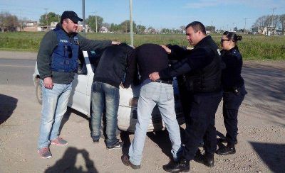Allanan vivienda, recuperan auto robado y detienen a tres hermanos