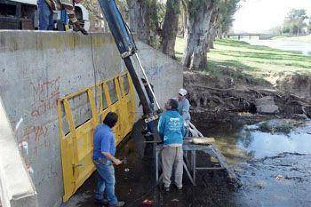 Cambiaron compuertas en el Arroyo para evitar anegamientos cuando hay crecidas