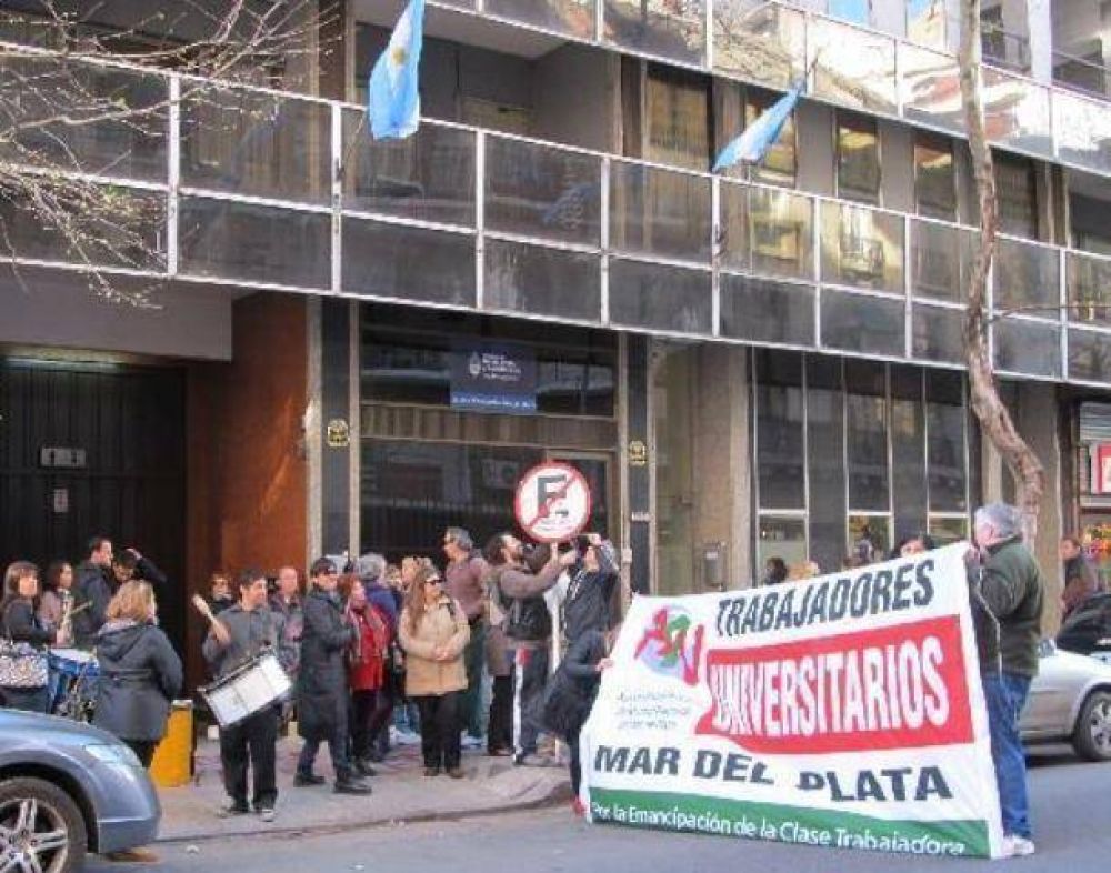Trabajadores de la Universidad decretaron 4 d�as de paro