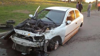 Un auto perdi� el control e impact� contra un �rbol