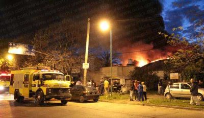 Se incendi� una f�brica de sanitarios     