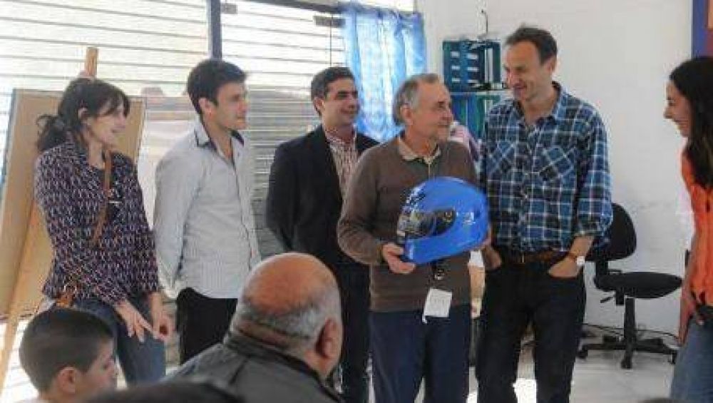 Jornada de capacitaci�n vial y entrega de cascos