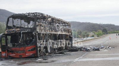 Se incendi� un colectivo de pasajeros en acceso a Salta