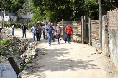 El Municipio entuba canales, construye defensas, puentes peatonales y extiende servicios en el barrio Quinta Ferr�