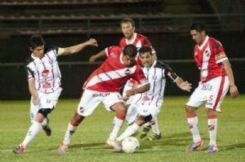 El Santo empat� en casa