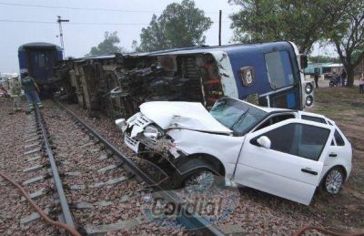 Las Bre�as: tren de Sofse arroll� un auto, descarril� y volc�
