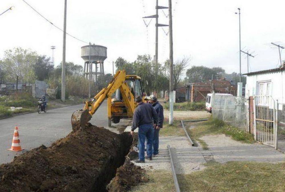 Obras Sanitarias contin�a con el tendido de la red cloacal en Villa Evita y Pehuaj�