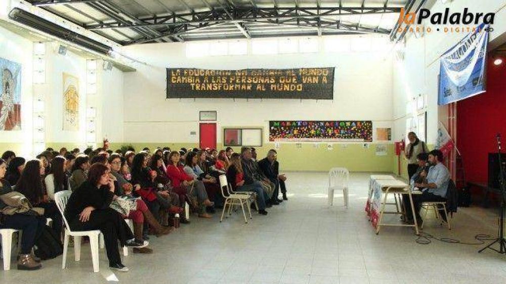 Alrededor de 300 personas dijeron presente en la jornada de valorizaci�n de experiencias educativas