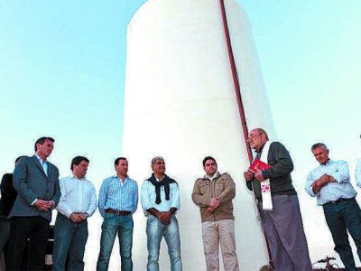 Llevan agua potable a una poblaci�n de San Jos�, en el secano lavallino