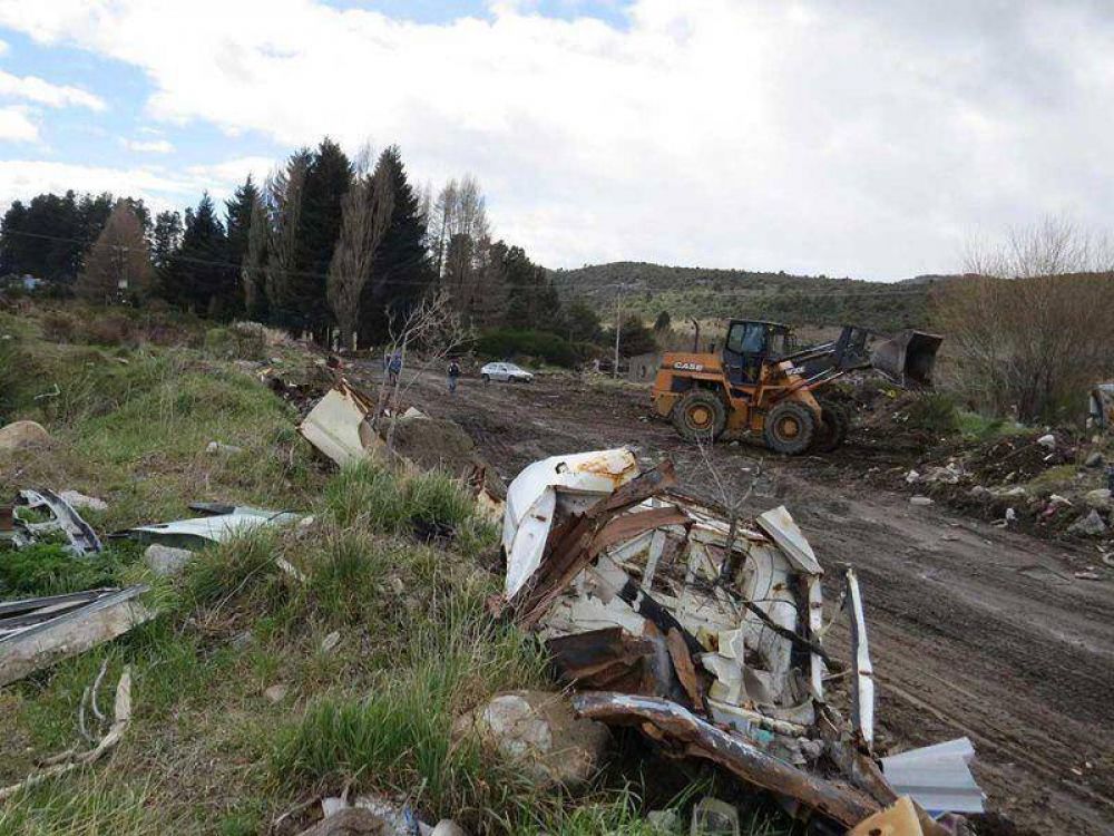 Realizan trabajos para limpiar basurero clandestino en el barrio Vivero