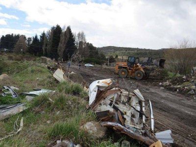 Realizan trabajos para limpiar basurero clandestino en el barrio Vivero