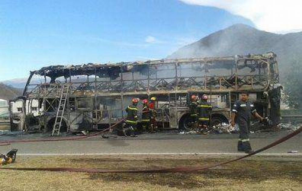 UN COLECTIVO SE INCENDI� EN EL ACCESO A SALTA