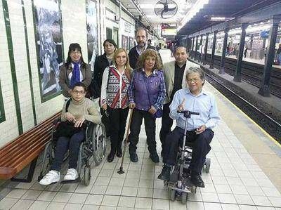 Personas con discapacidad recorrieron el Subte para verificar condiciones de accesibilidad