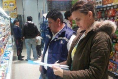 Candidata a Intendenta de Pico Truncado sali� a controlar precios en supermercados