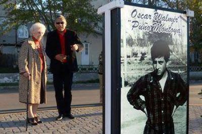 ESTELA DE CARLOTTO VISIT� LA PLAZA DE LA MEMORIA EN CA�AD�N SECO