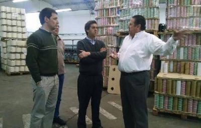 Boto recorre f�bricas textiles